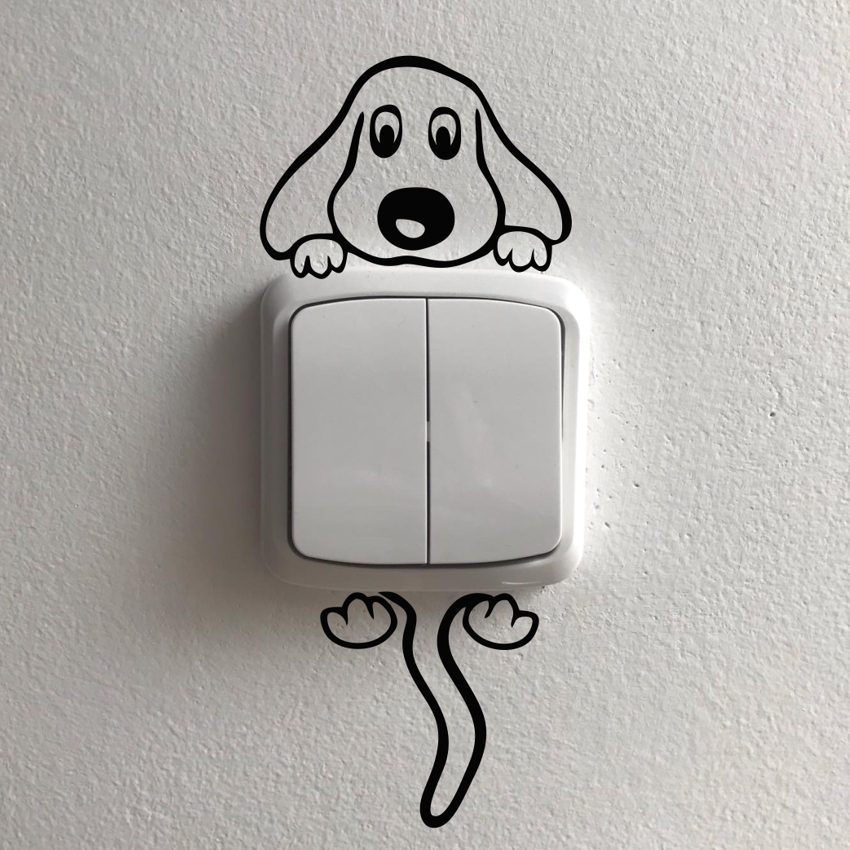 Pes samolepka okolo vypínače