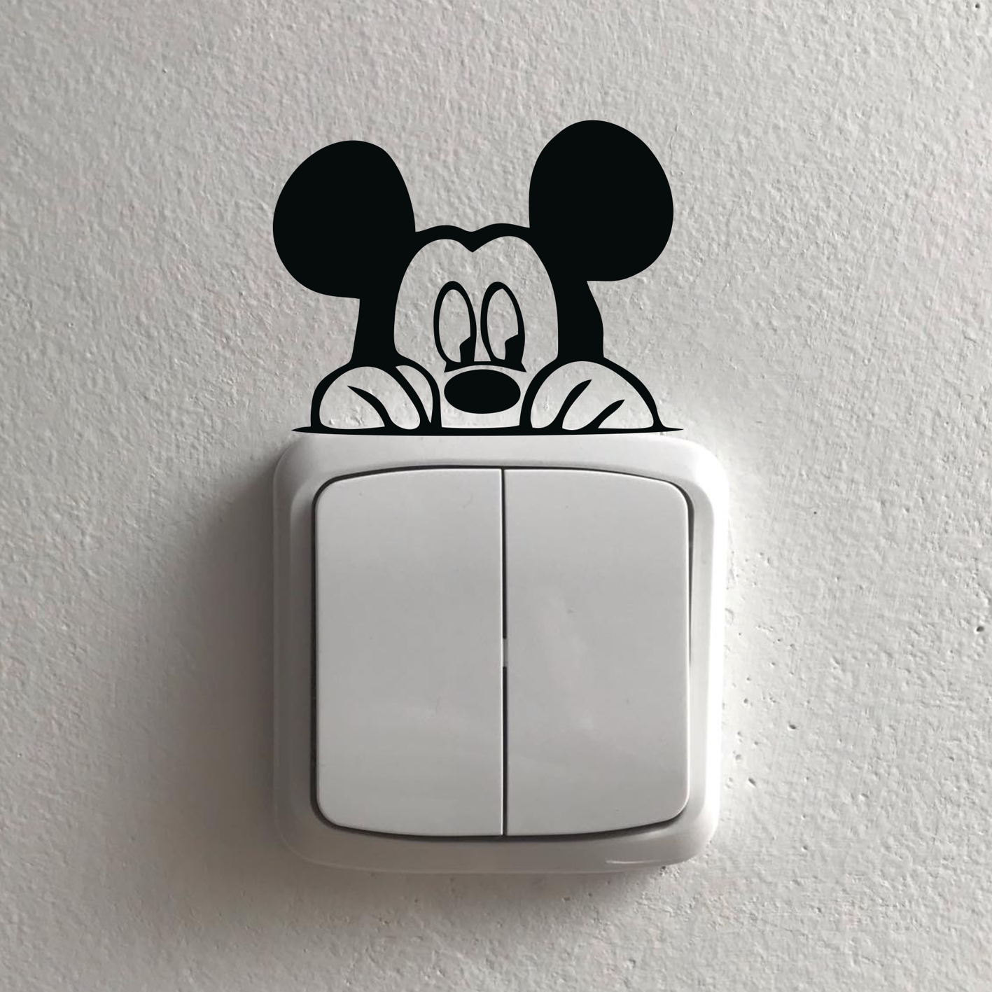 Mickey mouse samolepka okolo vypínače