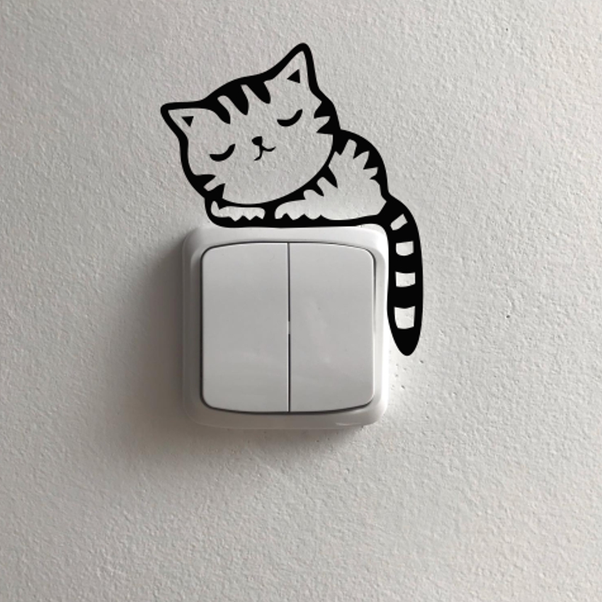 Kočka samolepka okolo vypínače